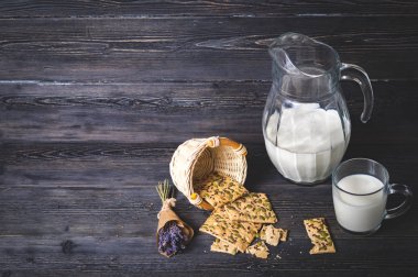 süt kupa, sürahi, tanımlama karanlık bir ahşap kurullarında