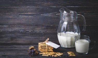 süt kupa, sürahi, çerez ve lavanta buket