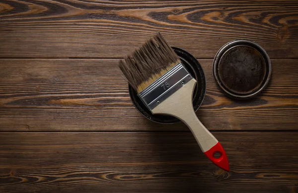 Emprenye ahşap koruma için özel bir yağ ile banka