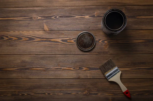 Emprenye ahşap koruma için özel bir yağ ile banka