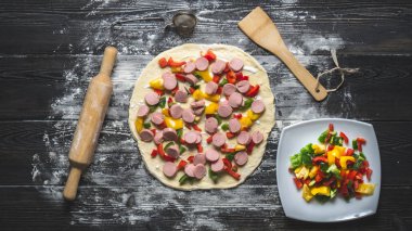 malzemelerle çiğ pizza