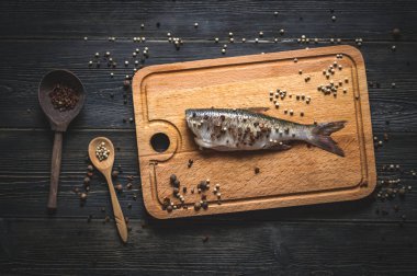 gemide çiğ balık kesim