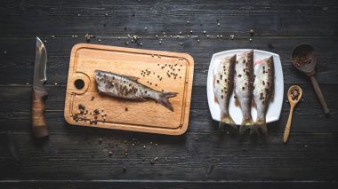 doğrama kurulu üzerinde taze balık