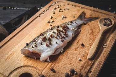 doğrama kurulu üzerinde taze balık