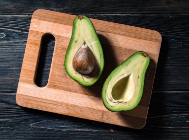 kemik ile iki yarım kesilmiş taze avokado