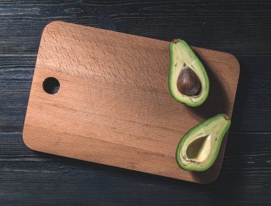 kemik ile iki yarım kesilmiş taze avokado