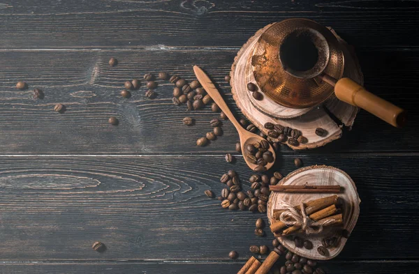 Draufsicht auf gebrühten Kaffee in Cezve — Stockfoto