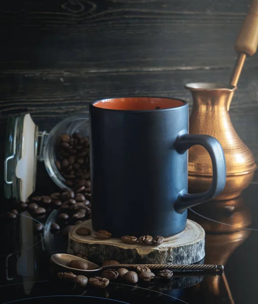 Nahaufnahme von aufgebrühtem Kaffee in Cezve — Stockfoto