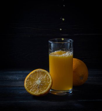 Bardakta taze sıkılmış portakal suyu.
