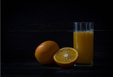 Bardakta taze sıkılmış portakal suyu.