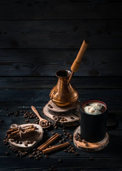Nahaufnahme von aufgebrühtem Kaffee in Cezve — Stockfoto