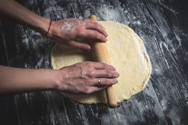 ahşap bir masa üzerinde pizza pişirme