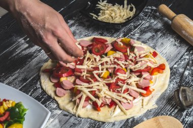 ahşap bir masa üzerinde pizza pişirme