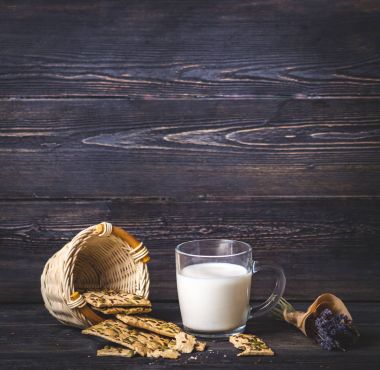 süt kupa, kurabiye ve lavanta bir buket