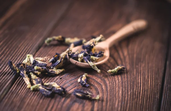 Té de flores en cucharas de madera y taza blanca — Foto de Stock