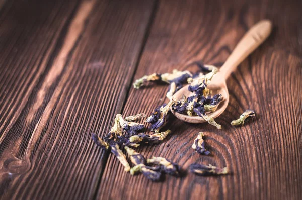 Té de flores en cucharas de madera y taza blanca — Foto de Stock