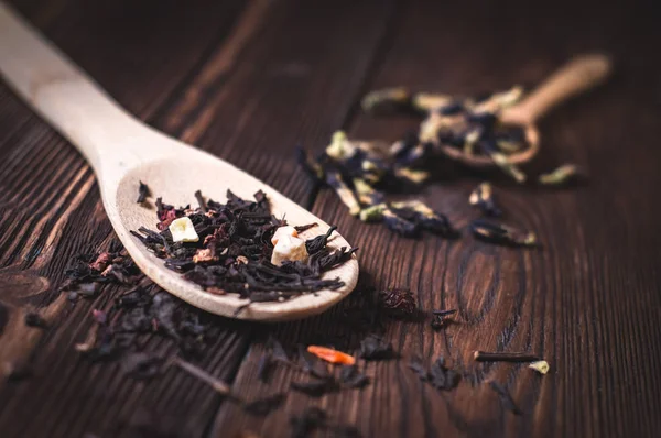 Hojas de té en cucharas de madera — Foto de Stock