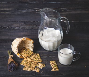 süt kupa, sürahi, tanımlama karanlık bir ahşap kurullarında