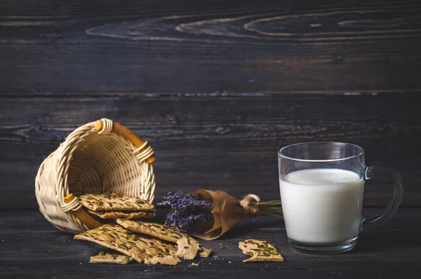 süt kupa, kurabiye ve lavanta bir buket