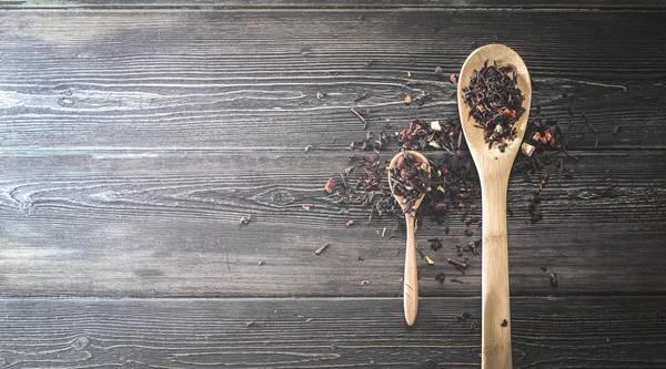 Hojas de té en cucharas de madera — Foto de Stock