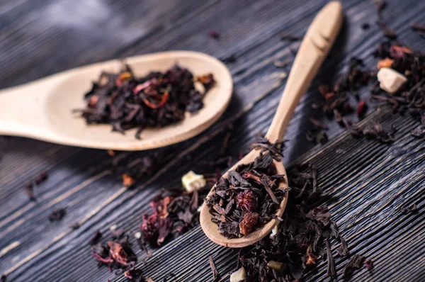 Hojas de té en cucharas de madera — Foto de Stock