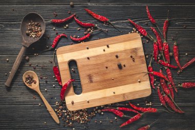 kesme tahtası sarı ve kırmızı biber