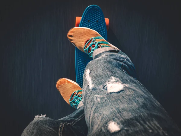 Close-up van de voeten op het skateboard op de stoep — Stockfoto
