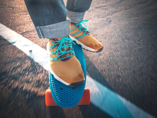 Closeup of the feet on the skateboard on the pavement — Stock Photo, Image