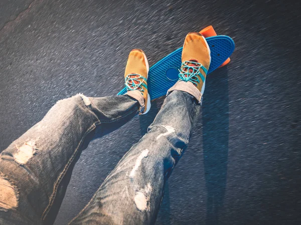 Close-up van de voeten op het skateboard op de stoep — Stockfoto