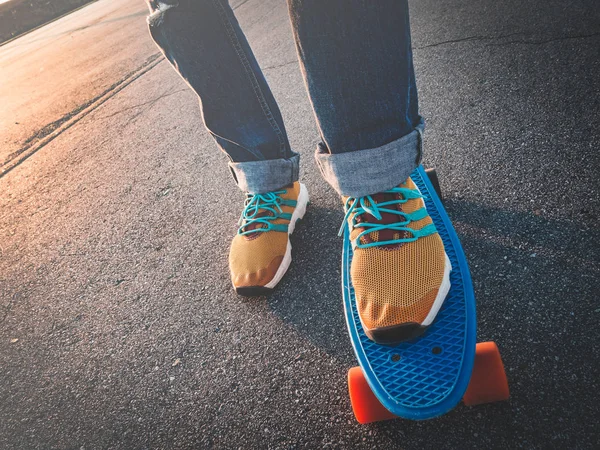Close-up van de voeten op het skateboard op de stoep — Stockfoto