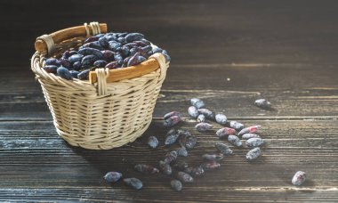 Hanımeli parlak bir sepet içinde toplanan taze meyveler