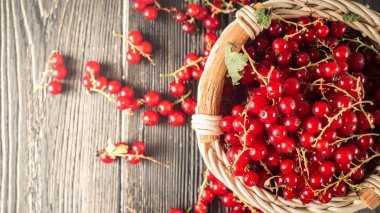 Üstten Görünüm kırmızı üzümü sepeti