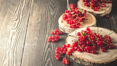 Frenk üzümü berry siyah ahşap plakalar