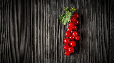 Frenk üzümü berry siyah ahşap plakalar