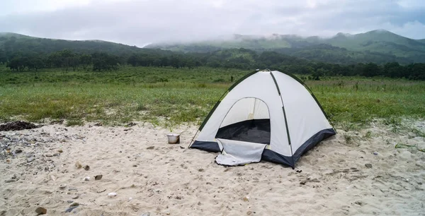 Tourist tent on the sandy shore — Stock Photo, Image