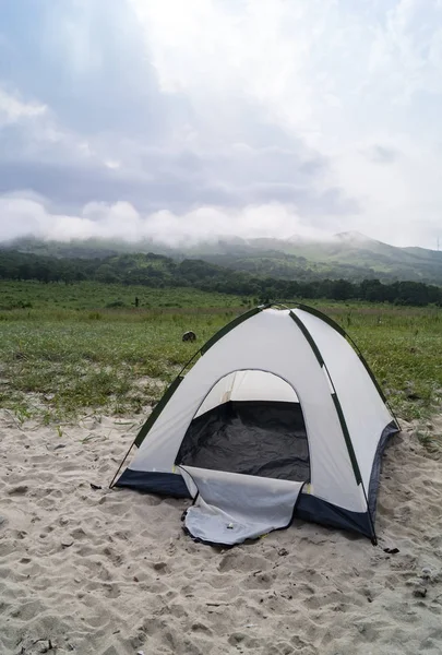 Namiot turystyczny na piaszczysty brzeg — Zdjęcie stockowe