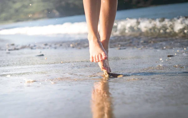 Mädchen läuft Strand Ufer plätschert Wasser in blauem Meer — Stockfoto