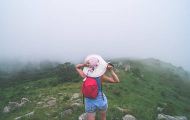 Kız Gezgin Dağları'nda bir kamera ile