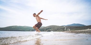 Kas genç adam kıyıdan denize dalış