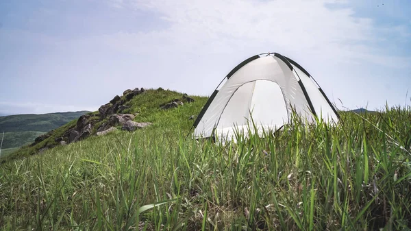 Barraca turística camping em montanhas — Fotografia de Stock