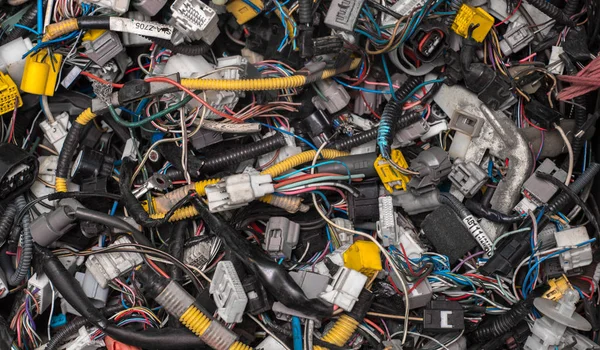 Muchos cables y conectores diversos — Foto de Stock