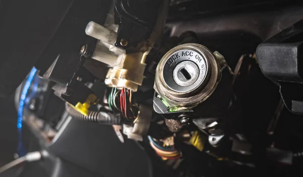 eski bir araba motoru başlangıç anahtar deliği