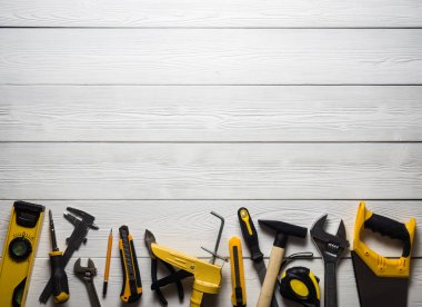 Düzen Araçları beyaz tahta üzerine