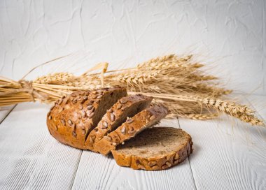 Beyaz arkaplanda izole edilmiş taze ekmek