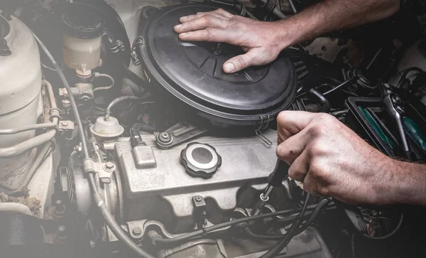 Mano de mecánico automático con una llave inglesa . — Foto de Stock