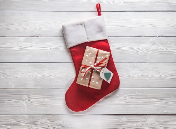 Navidad. regalo y calcetín rojo sobre un fondo blanco — Foto de Stock