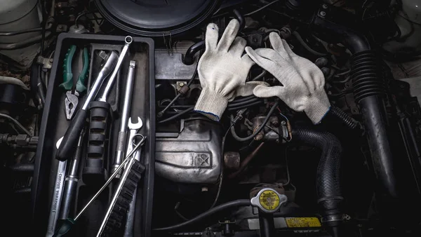 Réparation de moteurs vieilles voitures. Des gants. Outils . — Photo