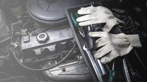 Motorn reparation gamla bilar. Handskar. Verktyg. — Stockfoto