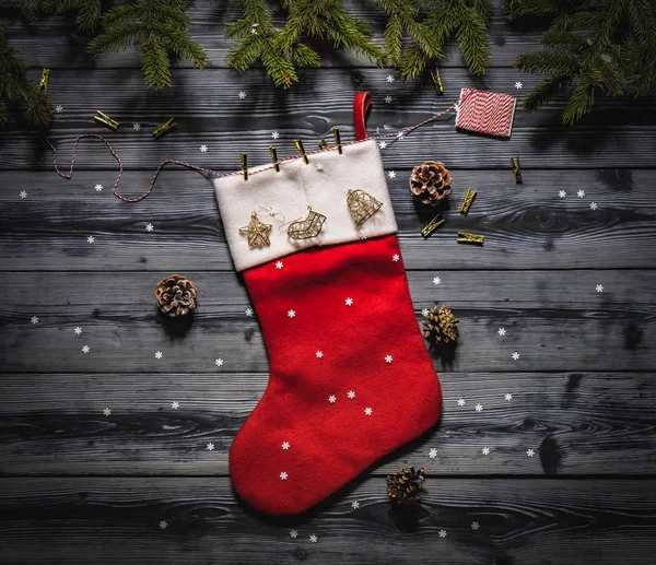 Vista dall'alto di un calzino rosso di Babbo Natale su tavole scure — Foto Stock