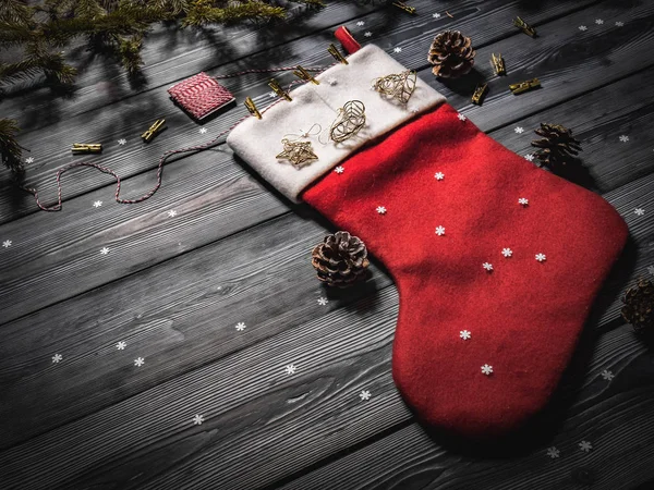 Închiderea șosetei roșii a unui Moș Crăciun pe plăci întunecate — Fotografie, imagine de stoc